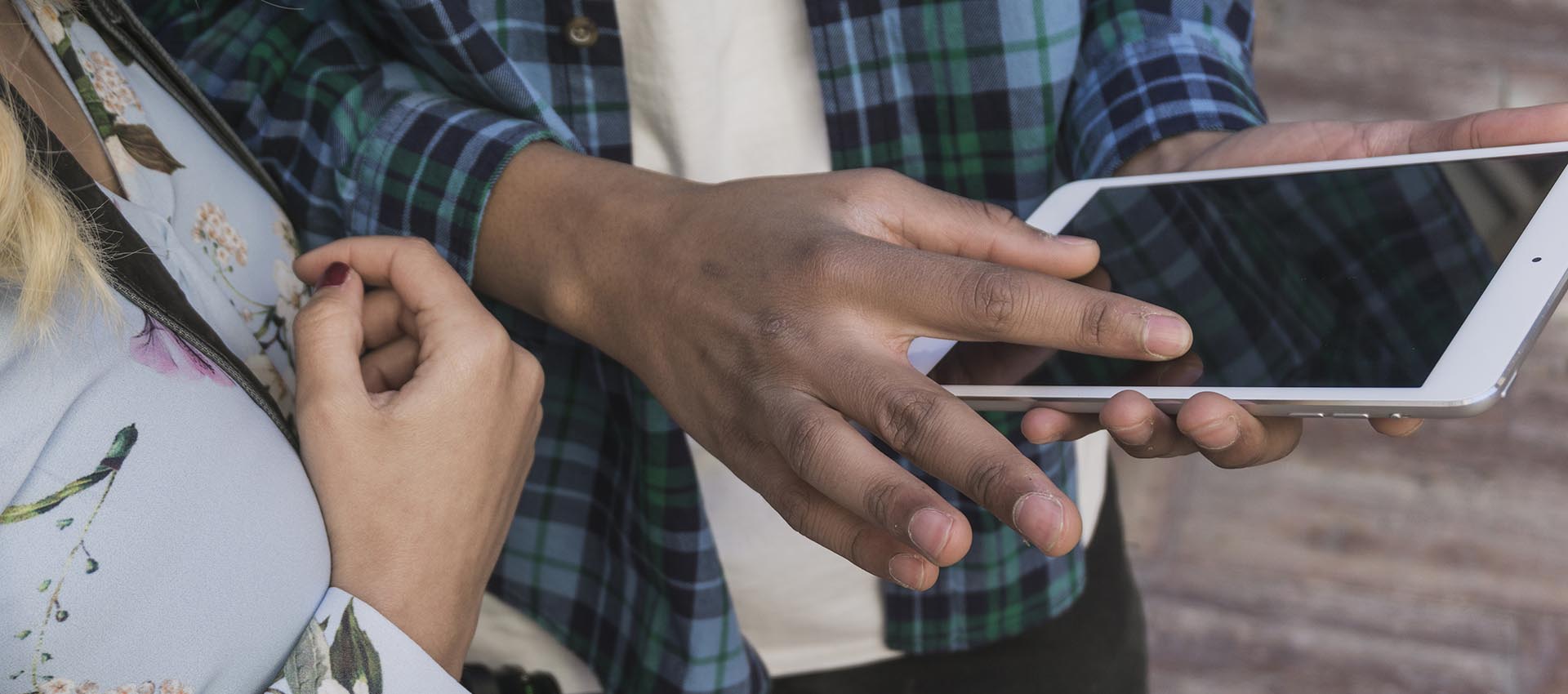 boy-pointing-smartphone-screen